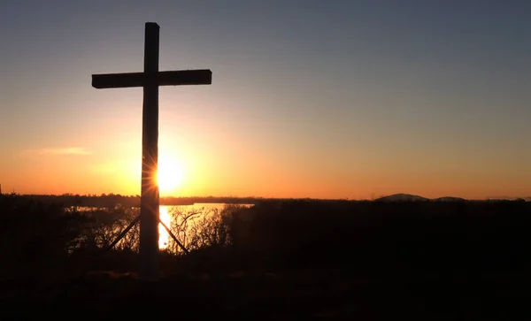 站在草地上的十字架 夕阳和闪光的背景 当早晨的太阳升起的时候 在山上交叉 耶稣基督的十字架符号 复活节背景概念和十字架标志 — 图库照片