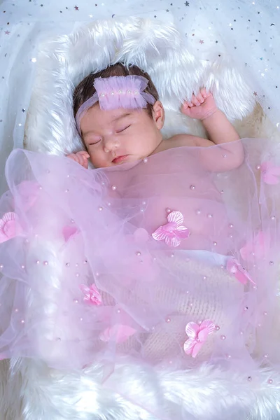 新生儿的睡眠 新生儿睡在床上 新生儿在床上睡得很好 可爱的双胞胎女婴正在家里拍摄 婴儿和家庭的时尚形象 — 图库照片