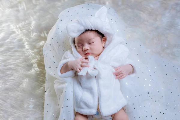 新生児の睡眠 新生児はベッドで眠る ベッドの上で新生児の素敵な睡眠 かわいい双子の赤ちゃんの女の子は自宅で撮影しています 赤ちゃんや家族のファッションイメージ — ストック写真
