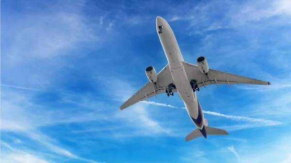 Avião Céu Avião Está Aterrar Avião Decolando Céu Azul Aeronaves — Fotografia de Stock