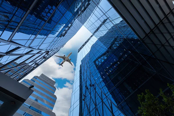 Avión Volando Bajo Sobre Edificios Oficinas Gran Altura Aviones Que —  Fotos de Stock