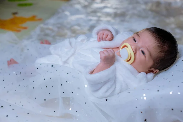 Recién Nacido Durmiendo Los Bebés Recién Nacidos Duermen Cama Sueño —  Fotos de Stock