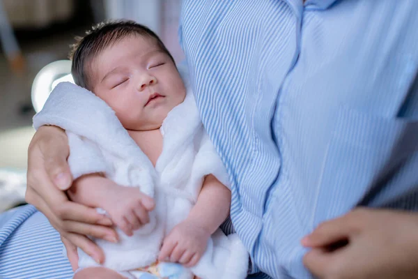 Pasgeborene Slaapt Pasgeboren Baby Slapen Bed Lekker Slapen Van Pasgeborenen — Stockfoto