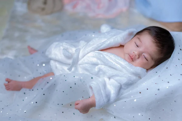 Újszülött Alvás Újszülöttek Ágyban Alszanak Szépen Alszanak Újszülöttek Ágyon Aranyos — Stock Fotó