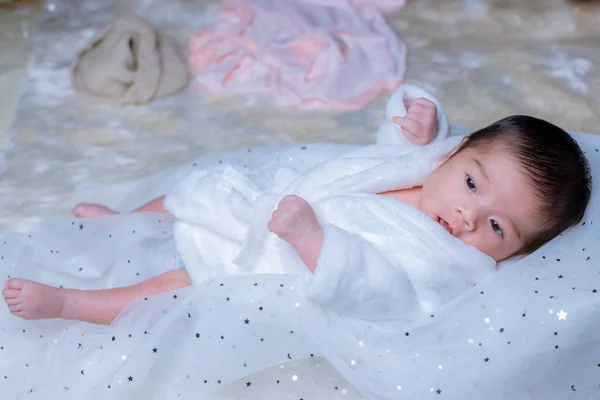 Újszülött Alvás Újszülöttek Ágyban Alszanak Szépen Alszanak Újszülöttek Ágyon Aranyos — Stock Fotó
