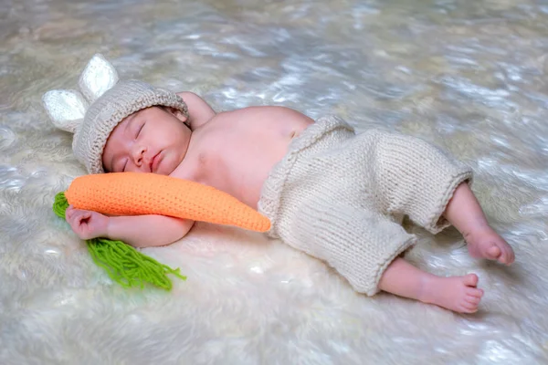 新生児の睡眠 新生児はベッドで眠る ベッドの上で新生児の素敵な睡眠 かわいい双子の赤ちゃんの女の子は自宅で撮影しています 赤ちゃんや家族のファッションイメージ — ストック写真