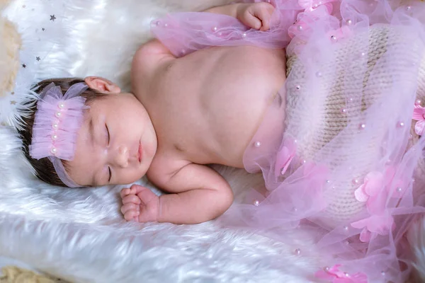 Noworodek Śpi Noworodki Śpią Łóżku Cudowny Sen Noworodków Łóżku Cute — Zdjęcie stockowe