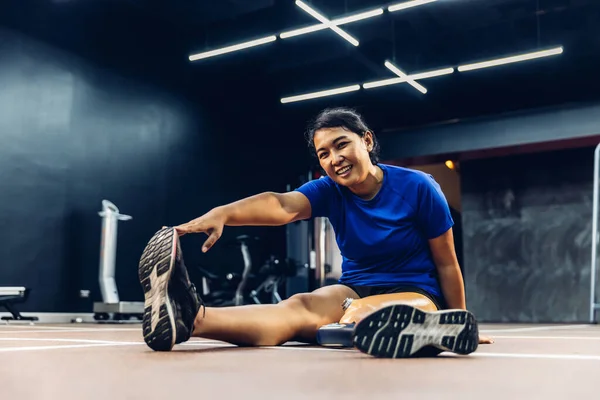 Αθλητής Προσθετικό Πόδι Κάνει Άσκηση Προθέρμανσης Στο Gym Γυναίκα Που — Φωτογραφία Αρχείου