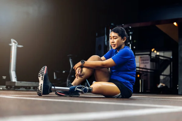 Αθλητής Προσθετικό Πόδι Κάνει Άσκηση Προθέρμανσης Στο Gym Γυναίκα Που — Φωτογραφία Αρχείου