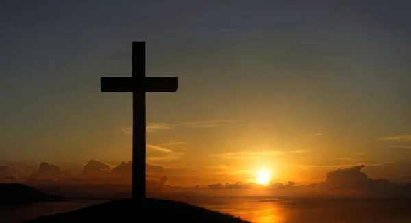 站在日落和闪光背景上的十字架 当早晨的太阳升起的时候 在山上交叉 耶稣基督的十字架符号 复活节背景概念和十字架标志 — 图库照片