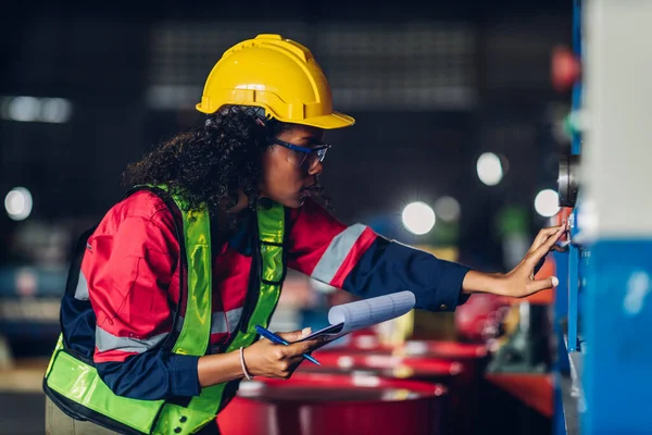 Fabrikada işçi fabrikası ya da Mühendislik, tesiste makine ya da ürünleri kontrol ediyor. Ustabaşı ya da teknisyen Malzemeleri ya da Tesiste Makine 'yi kontrol ediyor. Ağır sanayi fabrikası konsepti.