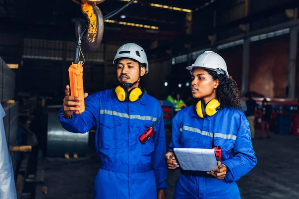 Fabrikada işçi fabrikası ya da Mühendislik, tesiste makine ya da ürünleri kontrol ediyor. Ustabaşı ya da teknisyen Malzemeleri ya da Tesiste Makine 'yi kontrol ediyor. Ağır sanayi fabrikası konsepti.