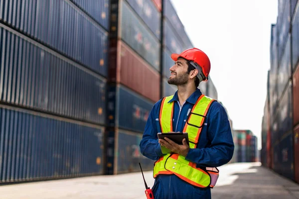 Förmannen Eller Arbetstagaren Arbetar Container Lastplats Kontrollera Varor Container Förman — Stockfoto