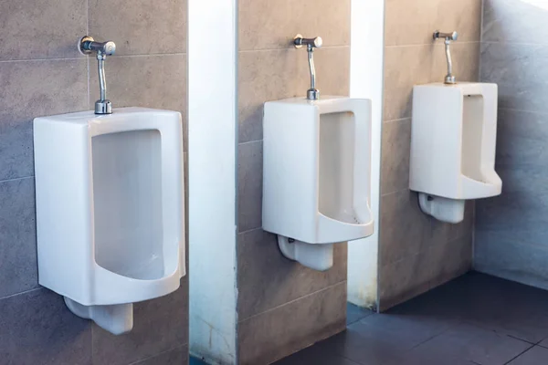 Toilettes Pour Hommes Rangée Urinoirs Extérieurs Hommes Toilettes Publiques Gros — Photo