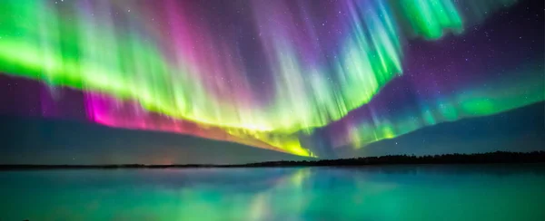 多彩的北极光 Aurora Borealis 一个美妙的夜晚 冰原上有北极光 冰岛螺旋北极光 — 图库照片