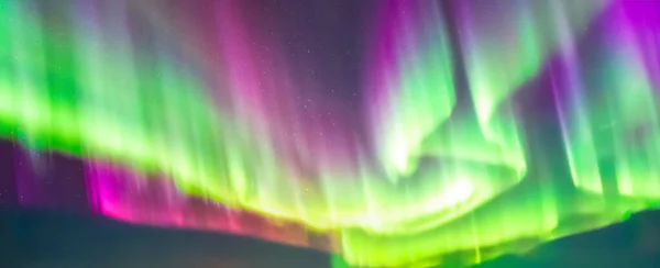 多彩的北极光 Aurora Borealis 一个美妙的夜晚 冰原上有北极光 冰岛螺旋北极光 — 图库照片