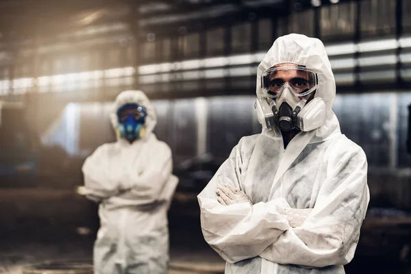 Forskare Bär Kemisk Skyddsdräkt Kontrollera Fara Kemiska Arbetar Farlig Zon — Stockfoto