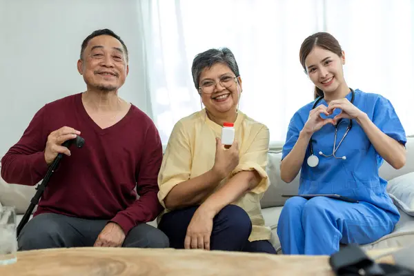 Pflegende Krankenschwestern Kümmern Sich Einen Älteren Patienten Der Hause Auf — Stockfoto