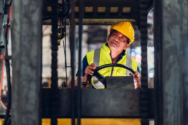 Mann Arbeiter Bei Gabelstaplerfahrer Glücklich Arbeiten Der Industrie Fabrik Logistikschiff — Stockfoto