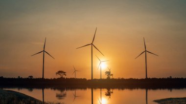 Rüzgar türbinleri yel değirmeni enerji çiftliği. Rüzgar türbinleri tarlada. Rüzgar türbinleri güç jeneratörüne elektrik verir.