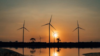 Rüzgar türbinleri yel değirmeni enerji çiftliği. Rüzgar türbinleri tarlada. Rüzgar türbinleri güç jeneratörüne elektrik verir.