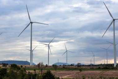 Rüzgar türbinleri yel değirmeni enerji çiftliği. Rüzgar türbinleri tarlada. Rüzgar türbinleri güç jeneratörüne elektrik verir.