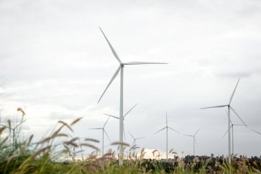 Rüzgar türbinleri yel değirmeni enerji çiftliği. Rüzgar türbinleri tarlada. Rüzgar türbinleri güç jeneratörüne elektrik verir.