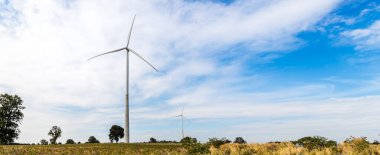 Rüzgar türbinleri yel değirmeni enerji çiftliği. Rüzgar türbinleri tarlada. Rüzgar türbinleri güç jeneratörüne elektrik verir.