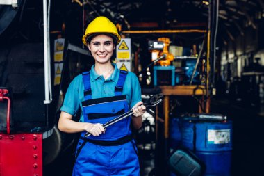 Fabrikada işçi fabrikası ya da Mühendislik, tesiste makine ya da ürünleri kontrol ediyor. Ustabaşı ya da teknisyen Malzemeleri ya da Tesiste Makine 'yi kontrol ediyor. Ağır sanayi fabrikası konsepti.