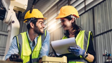 Akıllı fabrika endüstrisinde çalışan bir mühendis ya da işçi. Akıllı fabrika endüstrisinde makine kontrolü ve kontrol robotu.