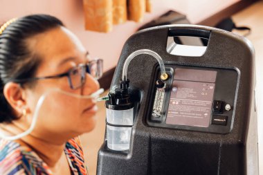 Taşınabilir oksijen konsantratörü veya oksijen jeneratörü. Taşınabilir oksijen evde. Tıbbi Aygıt Bireysel taşınabilir oksijen