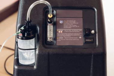 Taşınabilir oksijen konsantratörü veya oksijen jeneratörü. Taşınabilir oksijen evde. Tıbbi Aygıt Bireysel taşınabilir oksijen