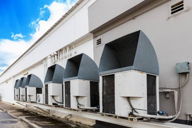 Eski binaya klima kompresörü yerleştirildi. Dışarıdaki duvar tipi klima kompresör ünitesi çeviricisi binanın dışına yerleştirilmiş. Klima kompresörü açık hava ünitesi