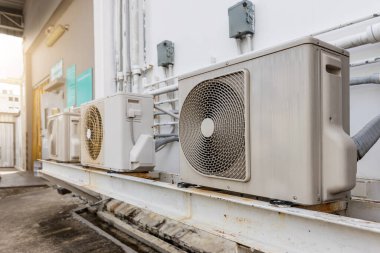 Eski binaya klima kompresörü yerleştirildi. Dışarıdaki duvar tipi klima kompresör ünitesi çeviricisi binanın dışına yerleştirilmiş. Klima kompresörü açık hava ünitesi