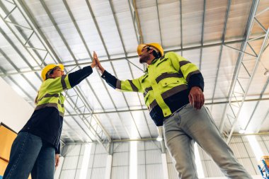 Depo işçisi depoda çalışıyor. Ustabaşı ya da işçi fabrikada çalışıyor. Bölgedeki ürünleri kontrol ediyor. Fabrika deposunda çalışan envanter işçisi.