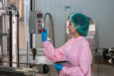 Yiyecek fabrikası. Fabrika müfettişi üretimi kontrol ediyor. Denetmen ya da işçi içecek fabrikasındaki ürünleri kontrol ediyor ya da kontrol ediyor. Bir içme suyu fabrikasında çalışan işçi QC 