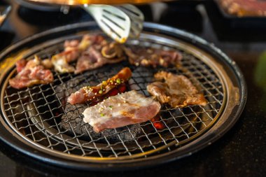 Yakiniku sobası ızgarasında mangal kömürü var. Japon usulü ızgara. Yakiniku. Kore barbeküsünün Japonca versiyonu. Biftek veya ızgara ızgara domuz eti..
