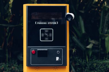 Otomatik giriş sistemi. Bina erişimi için güvenlik sistemi - geçiş gişesi ile bariyer kapısı duruşu, güvenlik kamerası