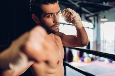 Boks Kulübü 'nde boks eğitimi. Beden eğitiminde boks dövüşçüleri. Spor salonunda çalışan güçlü kaslı adam..