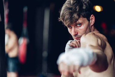 Boks Kulübü 'nde boks eğitimi. Beden eğitiminde boks dövüşçüleri. Spor salonunda çalışan güçlü kaslı adam..