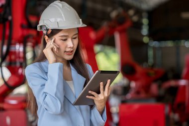 Girişimci ya da işletmeci fabrika tesisi kontrol makinesinde ya da tesisteki ürünlerde çalışır. Yönetici veya Mühendis Fabrika 'daki Malzeme veya Makineyi kontrol ediyor. Ağır sanayi fabrikası konsepti.