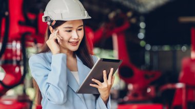 Girişimci ya da işletmeci fabrika tesisi kontrol makinesinde ya da tesisteki ürünlerde çalışır. Yönetici veya Mühendis Fabrika 'daki Malzeme veya Makineyi kontrol ediyor. Ağır sanayi fabrikası konsepti.