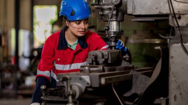 Fabrikada işçi fabrikası ya da Mühendislik, tesiste makine ya da ürünleri kontrol ediyor. Ustabaşı ya da teknisyen Malzemeleri ya da Tesiste Makine 'yi kontrol ediyor. Ağır sanayi fabrikası konsepti.