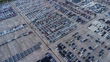 Hava manzaralı araba, dünya çapında ihracat için bekliyor. Hava manzaralı yeni araba ithalat ve ihracat işi lojistiği için limana dizildi. Otoparktaki modern arabaların deposu.