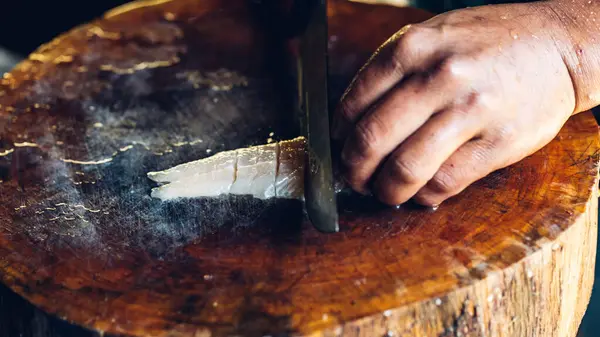 Jezdec Rukou Zkušeného Kuchaře Používá Nůž Aby Nakrájel Filety Jesetera Stock Fotografie