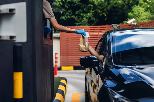 Hand Man Samochodzie Odbieranie Kawy Drive Thru Fast Food Restauracji — Zdjęcie stockowe