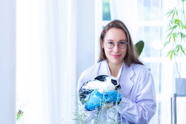 Bilim adamı ya da eczacı laboratuarda sevimli pofuduk tavşanı tutuyor. Paskalya Tavşanı ile arkadaşlık.