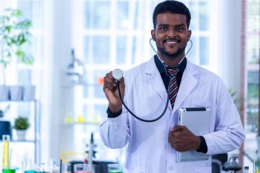 Bilim adamı ya da eczacı bilimsel laboratuvarda tablet kullanıyor. Tıbbi Gelişim Laboratuvarı. Tıp Bilimi Laboratuarı