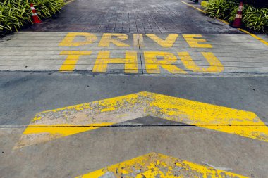 Fast food restoranındaki tabeladan geç. Tabeladan dükkana doğru sür. Kovid19 Konsepti 'ni korumak için fast food alın..