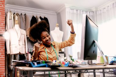Moda tasarımcısı kadın terzide çalışıyor. Moda Tasarımı Manken Ölçümü Konsepti
